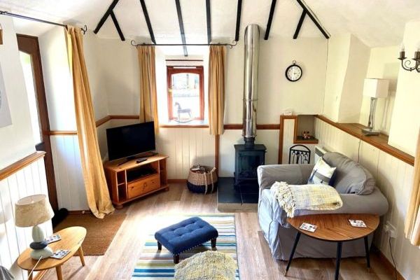 The Dovecote, two bedrooms sleeping 3 with pretty garden, dog friendly