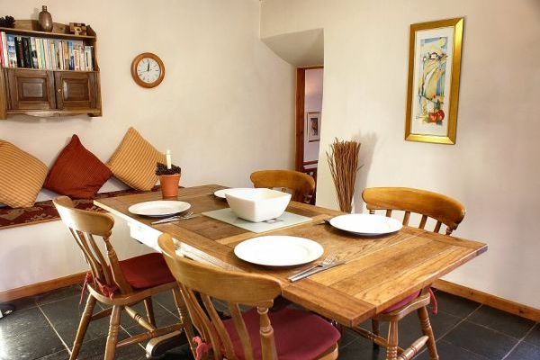 The Dovecote, two bedrooms sleeping 3 with pretty garden, dog friendly
