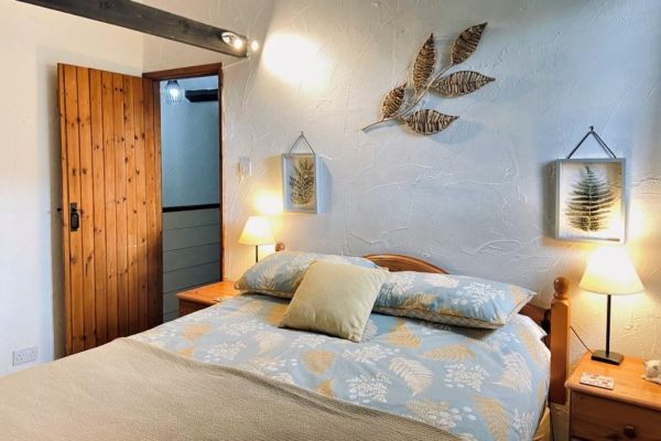 The Dovecote, two bedrooms sleeping 3 with pretty garden, dog friendly