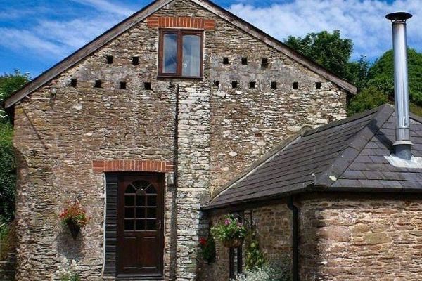 The Dovecote, two bedrooms sleeping 3 with pretty garden, dog friendly