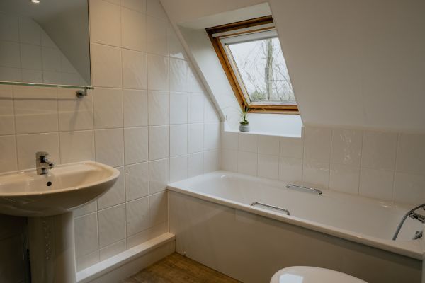 Family bathroom in Meadow Cottage