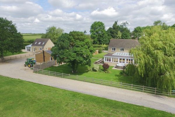 The Cotswold Manor Vineyard, Exclusive Hot-Tub, Games/Event Barns, 70 acres of Parkland