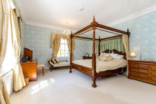 Four poster bedroom
