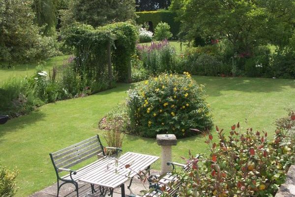 Guests outdoor dining and seating area