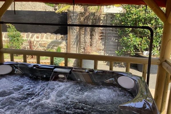 The Haven - Luxury Sheltered Hot Tub & Games Room