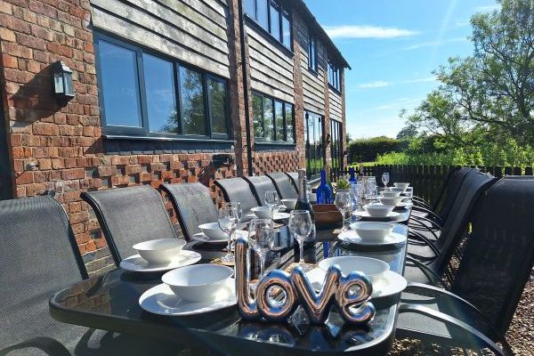 Buttercups & Hayloft Sleeps & Dines 16 with Pool, Sports Court & Play Area