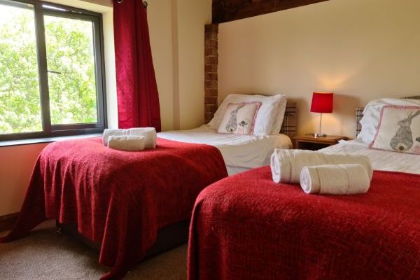 Buttercups & Hayloft Sleeps & Dines 16 with Pool, Sports Court & Play Area