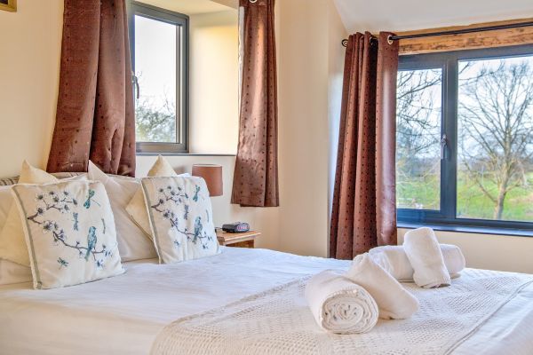 Buttercups & Hayloft Sleeps & Dines 16 with Pool, Sports Court & Play Area