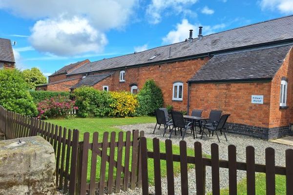 Buttercups & Hayloft Sleeps & Dines 16 with Pool, Sports Court & Play Area