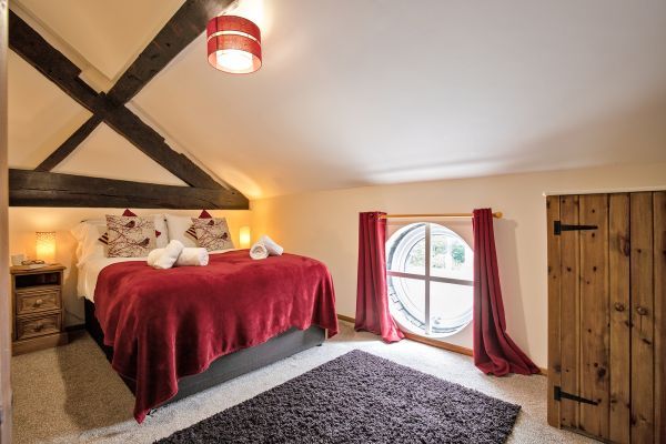 Buttercups & Hayloft Sleeps & Dines 16 with Pool, Sports Court & Play Area