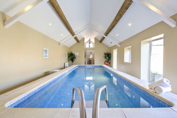 Buttercups & Hayloft Sleeps & Dines 16 with Pool, Sports Court & Play Area