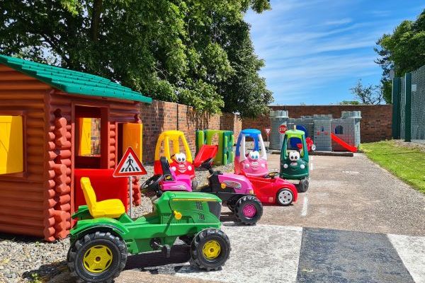 Buttercups & Hayloft Sleeps & Dines 16 with Pool, Sports Court & Play Area