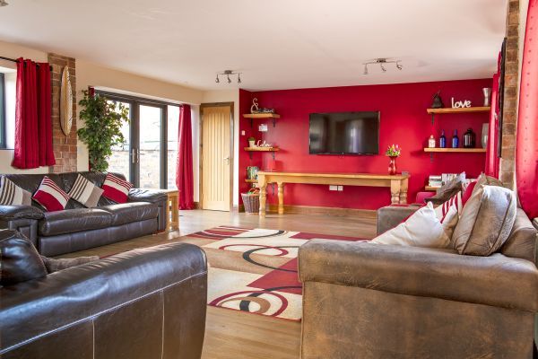 Buttercups & Hayloft Sleeps & Dines 16 with Pool, Sports Court & Play Area