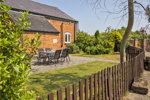 Buttercups & Hayloft Sleeps & Dines 16 with Pool, Sports Court & Play Area