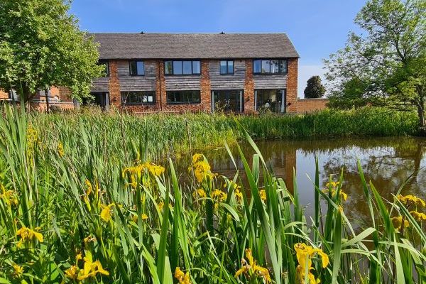 Buttercups & Hayloft Sleeps & Dines 16 with Pool, Sports Court & Play Area