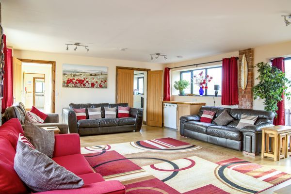 Buttercups & Hayloft Sleeps & Dines 16 with Pool, Sports Court & Play Area