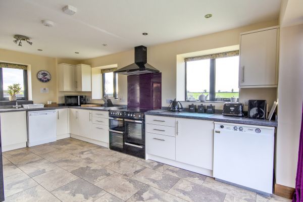 Buttercups & Hayloft Sleeps & Dines 16 with Pool, Sports Court & Play Area