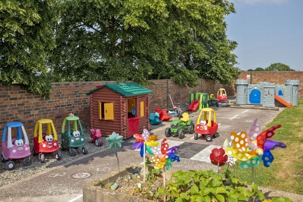 Buttercups & Hayloft Sleeps & Dines 16 with Pool, Sports Court & Play Area