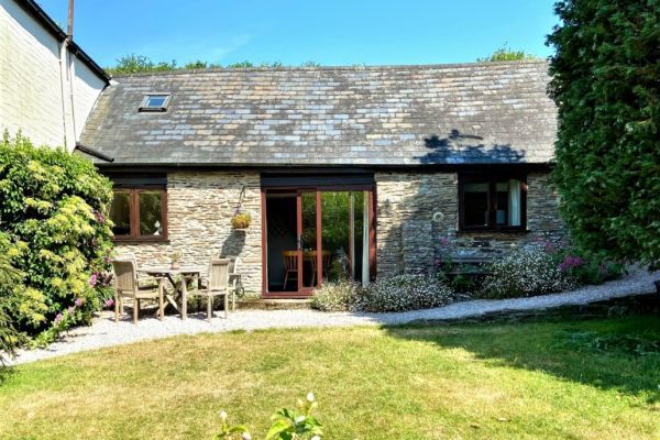 Rafters, 2 bedrooms, sleeps 4, level enclosed garden, dog friendly