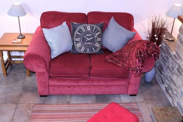 Rafters, 2 bedrooms, sleeps 4, level enclosed garden, dog friendly