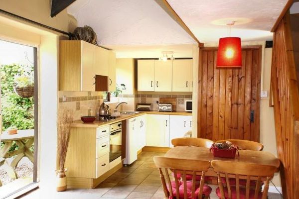 Rafters, 2 bedrooms, sleeps 4, level enclosed garden, dog friendly