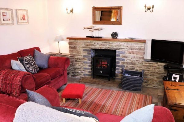 Rafters, 2 bedrooms, sleeps 4, level enclosed garden, dog friendly