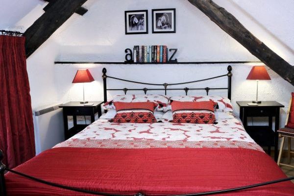 Rafters, 2 bedrooms, sleeps 4, level enclosed garden, dog friendly