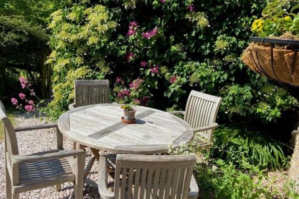 Rafters, 2 bedrooms, sleeps 4, level enclosed garden, dog friendly