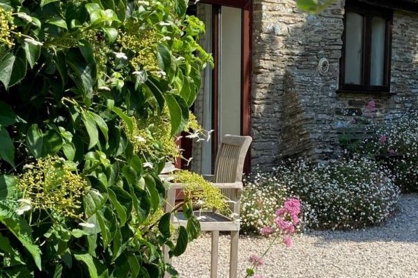 Rafters, 2 bedrooms, sleeps 4, level enclosed garden, dog friendly
