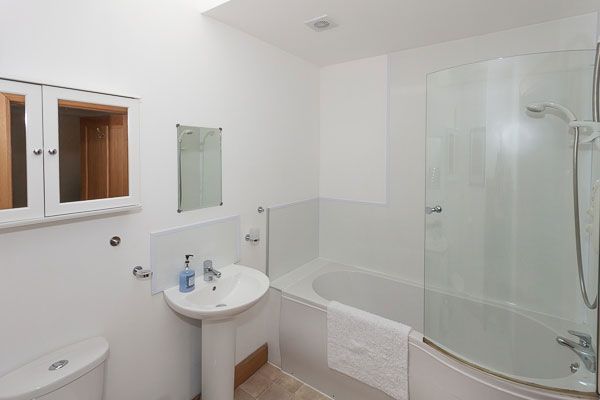 Appletree Cottage Family Bathroom