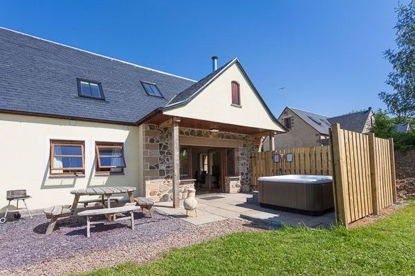 Laurel Cottage with Outdoor Hot Tub