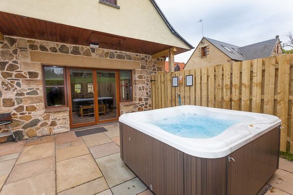 Beech Cottage with Outdoor Hot Tub