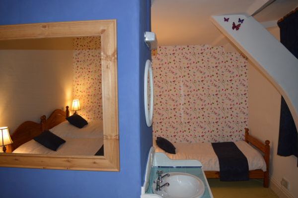 Nook with single bed in room 5
