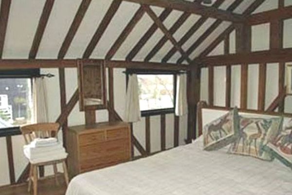 2 bedroom beamed old barn holiday home chilterns