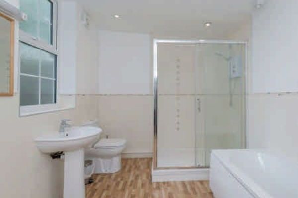 En suite bathroom to the ground floor bedroom.