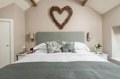 Sleeps 2, Romantic, Modern, Luxurious Cottage with garden, WiFi and Amazing Views