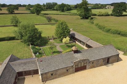 The Cotswold Manor Grange, Exclusive Hot-Tub, Games Barn, 70 acres of Parkland