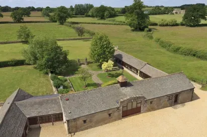 The Cotswold Manor Grange, Exclusive Hot-Tub, Games Barn, 70 acres of Parkland
