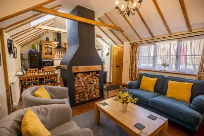 All Seasons Cottage Breaks - Corner Cottage